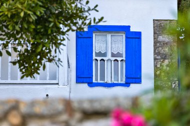 Yunanistan 'ın Afytos köyündeki güzel ahşap pencere
