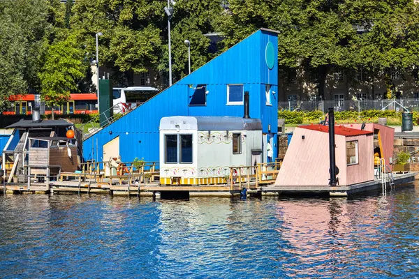 Oslo fiyort suyunda yüzen sauna kulübeleri.