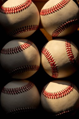 Beyzbol topu ekipmanları arka planda.