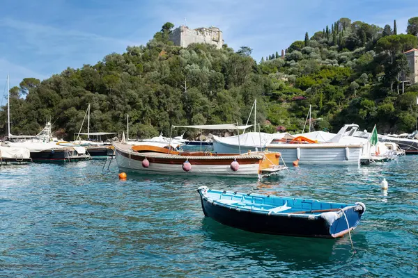 Manzara, rengarenk evler ve villalar dağların yamaçlarında ve Portofino limanındaki Portofino kasabasında, Liguria. 