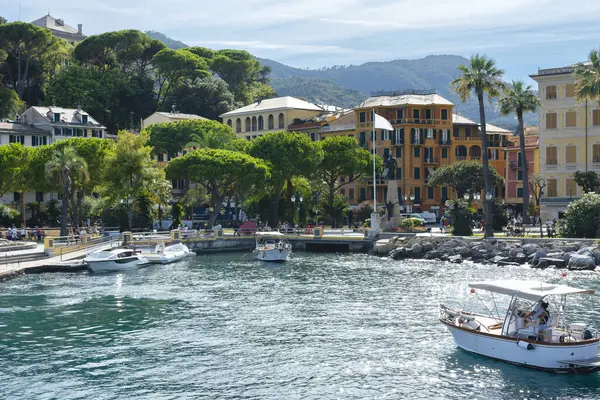 Deniz manzarası, Santa Margherita Ligure kasabası, renkli evler ve villalar, dağların yamaçları..