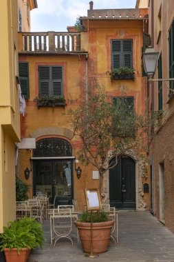 İtalyan kasabası Santa Margherita Ligure 'de bir restoran. Ligurian Denizi kıyısındaki renkli köyler.