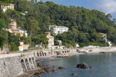 İtalya, Liguria, Portofino 'ya giden Rocky Coast. Deniz manzaralı, deniz manzaralı.. 