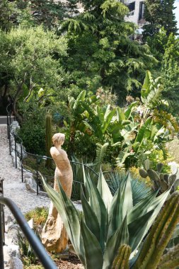 Cote d 'Azur' daki Eze 'nin resimli köyü. Fransa. Sanatçılar şehrinin dar sokakları.