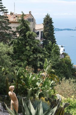 Cote d 'Azur' daki Eze 'nin resimli köyü. Fransa. Sanatçılar şehrinin dar sokakları.