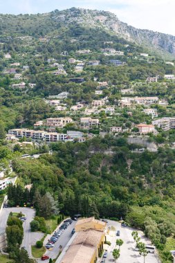 Cote d 'Azur' daki Eze 'nin resimli köyü. Fransa. Sanatçılar şehrinin dar sokakları.