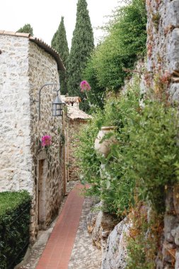 Cote d 'Azur' daki Eze 'nin resimli köyü. Fransa. Sanatçılar şehrinin dar sokakları.