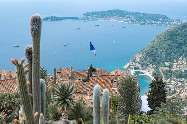 Franch riviera. Ortaçağ köyü Eze. Eze köyünün dağından denize kadar Panorama. Kaktüs Egzotik Bahçesi.