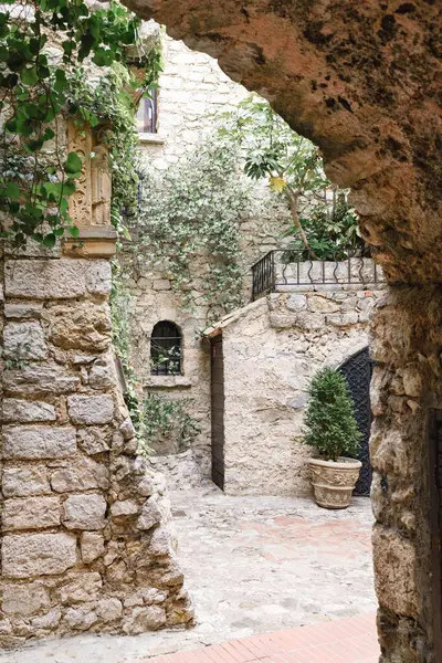Cote d 'Azur' daki Eze 'nin resimli köyü. Fransa. Sanatçılar şehrinin dar sokakları.