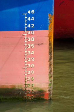 Geminin pruva ve pembeye boyanmış pas ve diğer hasarlarla boyanmış pembelerin çizgileri ve numaraları.