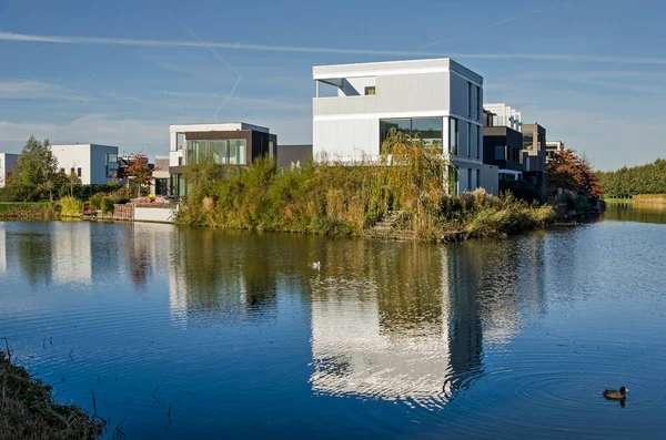 위트레흐트 네덜란드 2022 수로에서 반사되는 덮개가 현대식빌라 — 스톡 사진