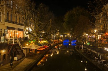 Utrecht, Hollanda, 14 Kasım 2022: Oude Gracht 'ın (Eski Kanal) alt rıhtımında ve üst rıhtım boyunca uzanan kafe ve restoranlarla dolu gece manzarası