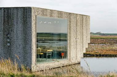 Zierikzee, Hollanda, 11 Kasım 2022: çevresindeki sulak alanlara doğru geniş pencereli küçük bir ofis binası.