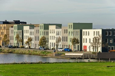 Zierikzee, Hollanda, 11 Kasım 2022: Şehrin kenarında küçük bir göle bakan renkli evleri olan cadde