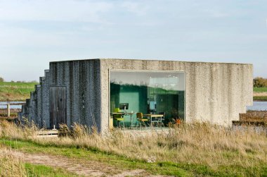 Zierikzee, Hollanda, 11 Kasım 2022: Natuurmonumenten 'in (Doğa Koruma Derneği) şehrin hemen dışındaki bataklıklarda küçük bir ofisi.