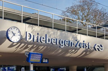 Driebergen, Hollanda, 18 Kasım 2022: Yeni yenilenen Driebergen-Zeist tren istasyonunun saat, adı ve logosu