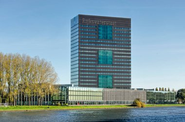 Utrecht, Hollanda, 13 Kasım 2022: Rijkwaterstaat ofisi, Su yolları ve Bayındırlık Bakanlığı 'nın dört katlı siluetine en yüksek basamak