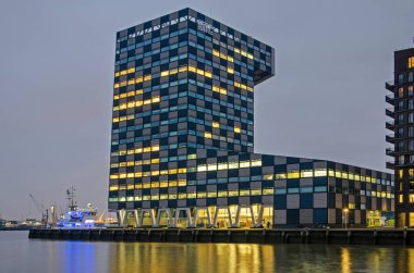 Rotterdam, Hollanda, 23 Ocak 2023. Nakliye ve Ulaştırma Koleji, şehrin liman bölgesinde uygun bir yerde, bir kış sabahı