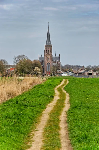 シュカルウィク オランダ 2023年4月8日 村の教会に直行する牧草地を通る歩道 — ストック写真