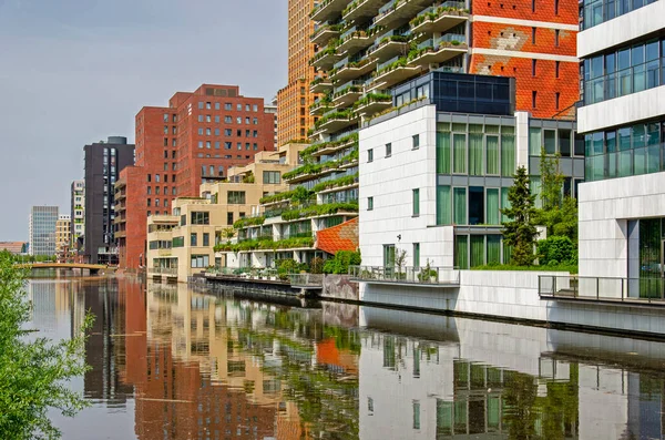 Amsterdam Mei 2023 Kleurrijke Rij Moderne Gebouwen Reflecterend Een Gracht — Stockfoto