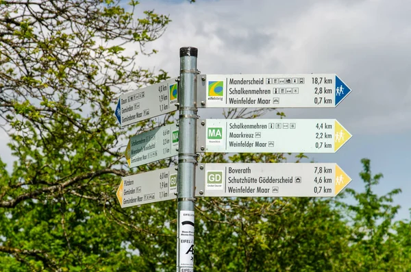 Daun Alemanha Maio 2023 Pólo Com Sinais Indicando Trilha Caminhada — Fotografia de Stock