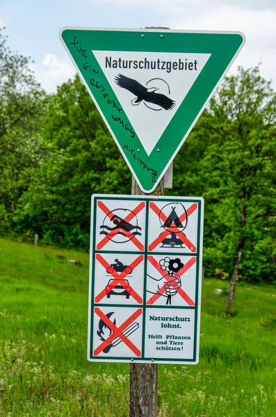 2023年5月26日 德国多恩 标示自然繁殖区的标志 并附有不做的事情清单以及一些书面评论 — 图库照片