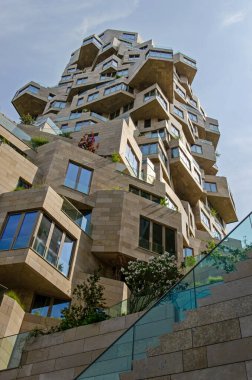 Amsterdam, Hollanda, 14 Mayıs 2023: Zuidas bölgesindeki Vadi projesinde apartman ve balkonların yaratıcı düzenlemesi