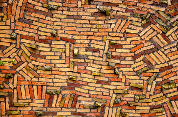 Стена Беспорядочно Сложенными Кирпичами Различных Оттенках Желтого Оранжевого Красного — стоковое фото