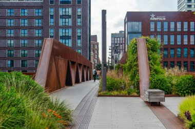 Den Bosch, Hollanda, 10 Temmuz 2023: Paleisbrug, ya da Palace Köprüsü, eski kasaba arasındaki yeşil geçidi sağlayan demiryolu rayları üzerinde yeni bir mahalle