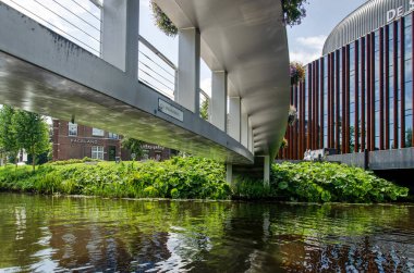 Zwolle, Hollanda, 11 Ağustos 2023: Arka planda Spiegel tiyatrosuyla Spinhuis Köprüsü 'ne bakan bir tekneden görüntülendi.