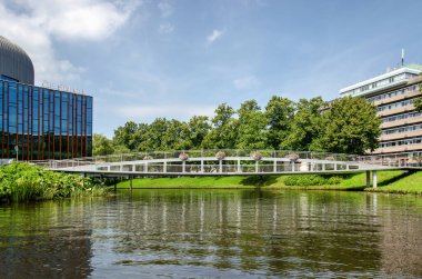 Zwolle, Hollanda, 11 Ağustos 2023: Şehrin güneyinden Spinhuis yaya köprüsüne doğru görüş