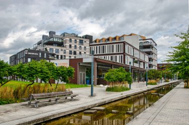 Enschede, Hollanda, 9 Ağustos 2023: Roombeek mahallesindeki yeniden inşa edilmiş dere boyunca yeni bir alışveriş merkezi