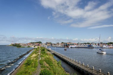 Urk, Hollanda, 3 Ağustos 2023: liman iskelesi boyunca küçük ahşap gözlem kulesinden eski köye manzara