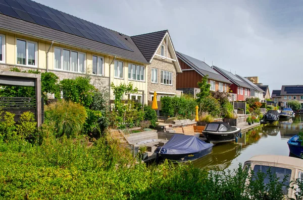 Rijswijk Holanda Setembro 2023 Mangueiras Modernas Longo Canal Com Pequenos Fotografia De Stock