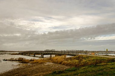 Werkendam, Hollanda, 29 Aralık 2024: Köprü, Biesbosch ulusal parkındaki Noordwaard bölgesindeki nehir projesi kapsamında sel nedeniyle geçici olarak kapatıldı. 