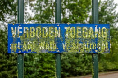 Woerden, Hollanda, 8 Ekim 2023: Hollanda 'ya giriş yasaktır diyen liken kaplı bir tabela ile çit