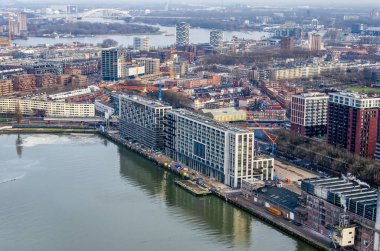 Rotterdam, Hollanda, 29 Ocak 2024: Rijnhaven Limanı ve Katendrecht Mahallesi üzerindeki hava manzarası, Nieuwe Maas nehri ile