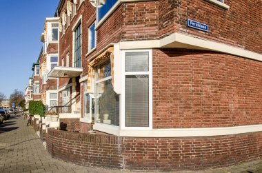 Lahey, Hollanda, 26 Ocak 2024: 1930 'lardan kalma geleneksel tuğla mimariyle sokak 