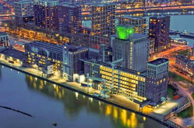 Rotterdam, Hollanda, 29 Ocak 2024: Katendrecht 'teki anıtsal tahıl ambarının hava görüntüsü, akşam saatlerinde aydınlandı.