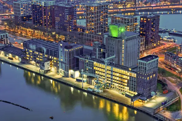 Rotterdam, Hollanda, 29 Ocak 2024: Katendrecht 'teki anıtsal tahıl ambarının hava görüntüsü, akşam saatlerinde aydınlandı.