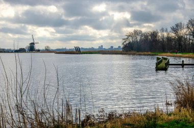 Dramatik bir gökyüzü altında Rotte nehri boyunca manzara