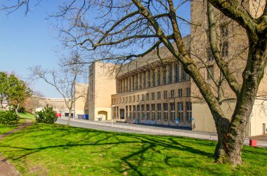 Berlin, Almanya, 8 Mart 2024: Çevredeki yeşil şeritten eski Tempelhof havaalanı binasının dış cephesine doğru görüş