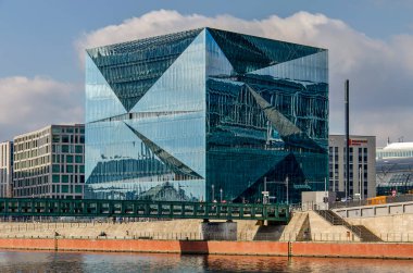 Berlin, Almanya, 6 Mart 2024: Modern mimari, tuhaf şekilli ve yansıtılan, Washington meydanında, Spree Nehri 'ne yansıyan