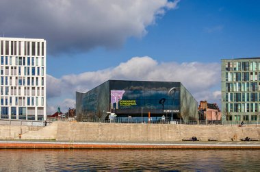 Berlin, Almanya, 6 Mart 2024: Nehrin diğer yakasındaki modern mimariye doğru yayılın