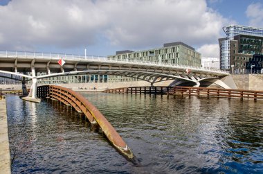 Berlin, Almanya, 6 Mart 2024: Hükümet bölgesinde Spree Nehri üzerinde modern bir çelik köprü