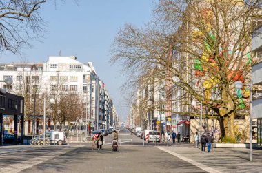 Berlin, Almanya, 8 Mart 2024: Bahar mevsiminin güneşli bir gününde Mitte ilçesinde Friedrichstrasse 'nin sonunda yaya şeridi