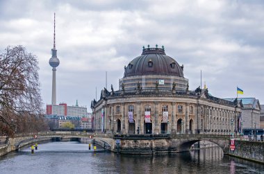 Berlin, Almanya, 6 Mart 2024: Müze adasındaki Bode Müzesi 'ne doğru Spree Nehri boyunca manzara, arka planda Fernsehturm (televizyon kulesi)