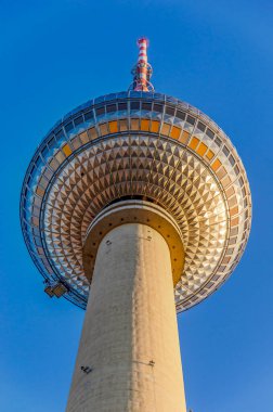 Berlin, Almanya, 8 Mart 2024: Mavi gökyüzüne karşı ikonik Fernsehturm 'a (televizyon kulesi) bakıyorum.
