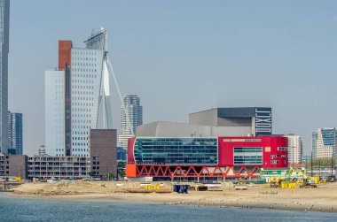 Rotterdam, Hollanda, 2 Mayıs 2024: Luxor tiyatrosu ve Wilhelmina İskelesi 'nin arka planında yer alan Rijnhaven ıslah projesi üzerinde çalışılıyor.