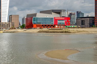 Rotterdam, Hollanda, 28 Mayıs 2024: Rijnhaven ıslah projesinde bir sahil, bir park ve kentsel kalkınma içeren küçük bir kumsal.